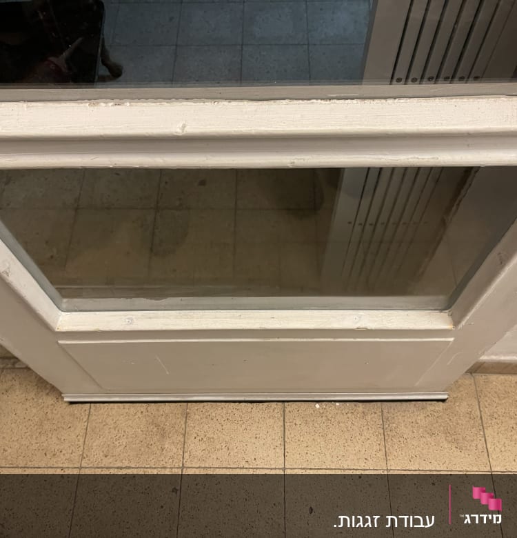 דלת עם חלון זכוכית במסגרת עץ לבנה